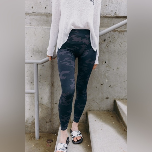 SPANX Look At Me Now Green Camo Leggings Size Small. - Picture 14 of 16